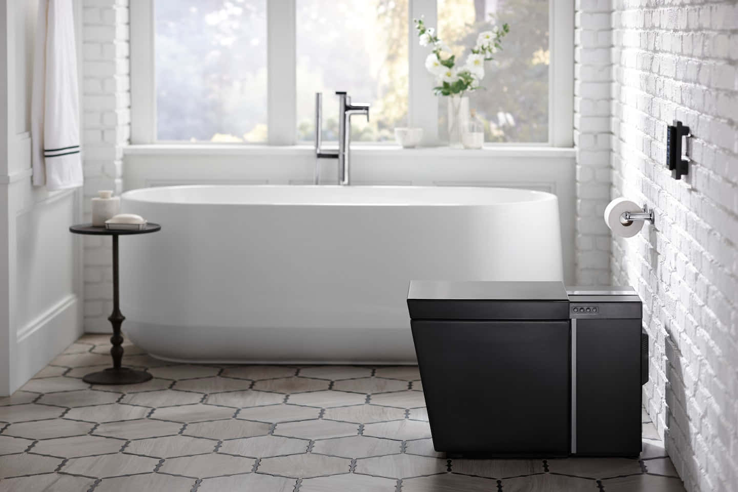 Black And White Bathroom 桌布 壁紙 — 一個現代浴室，配有獨立式白色浴缸、六角形瓷磚地板和白色磚牆，沐浴在柔和自然光中。