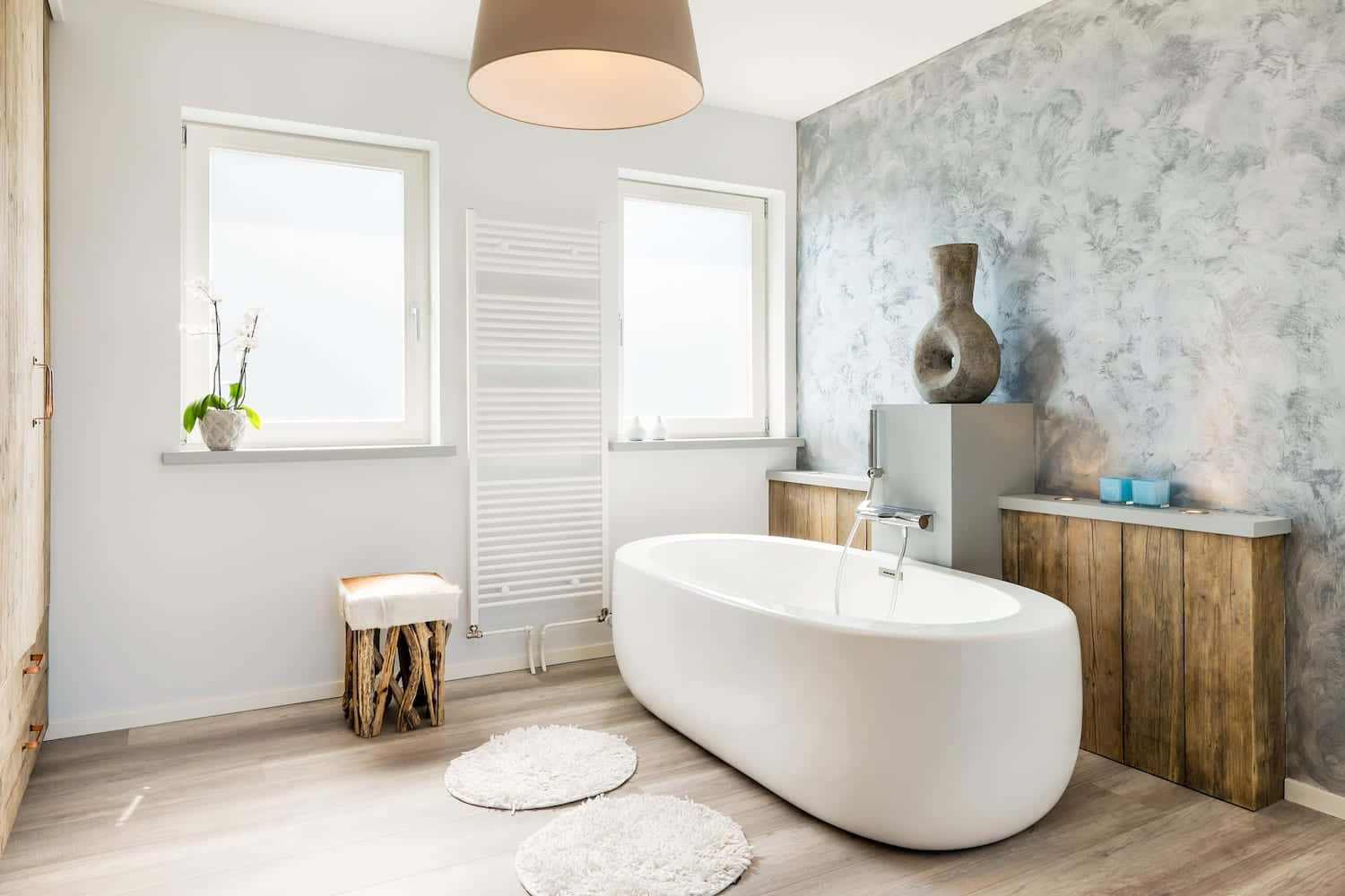 Bathroom Decor 桌布 壁紙 — 一個現代浴室，配有獨立式白色浴缸、木質裝飾，以及來自兩扇窗戶的柔和自然光。