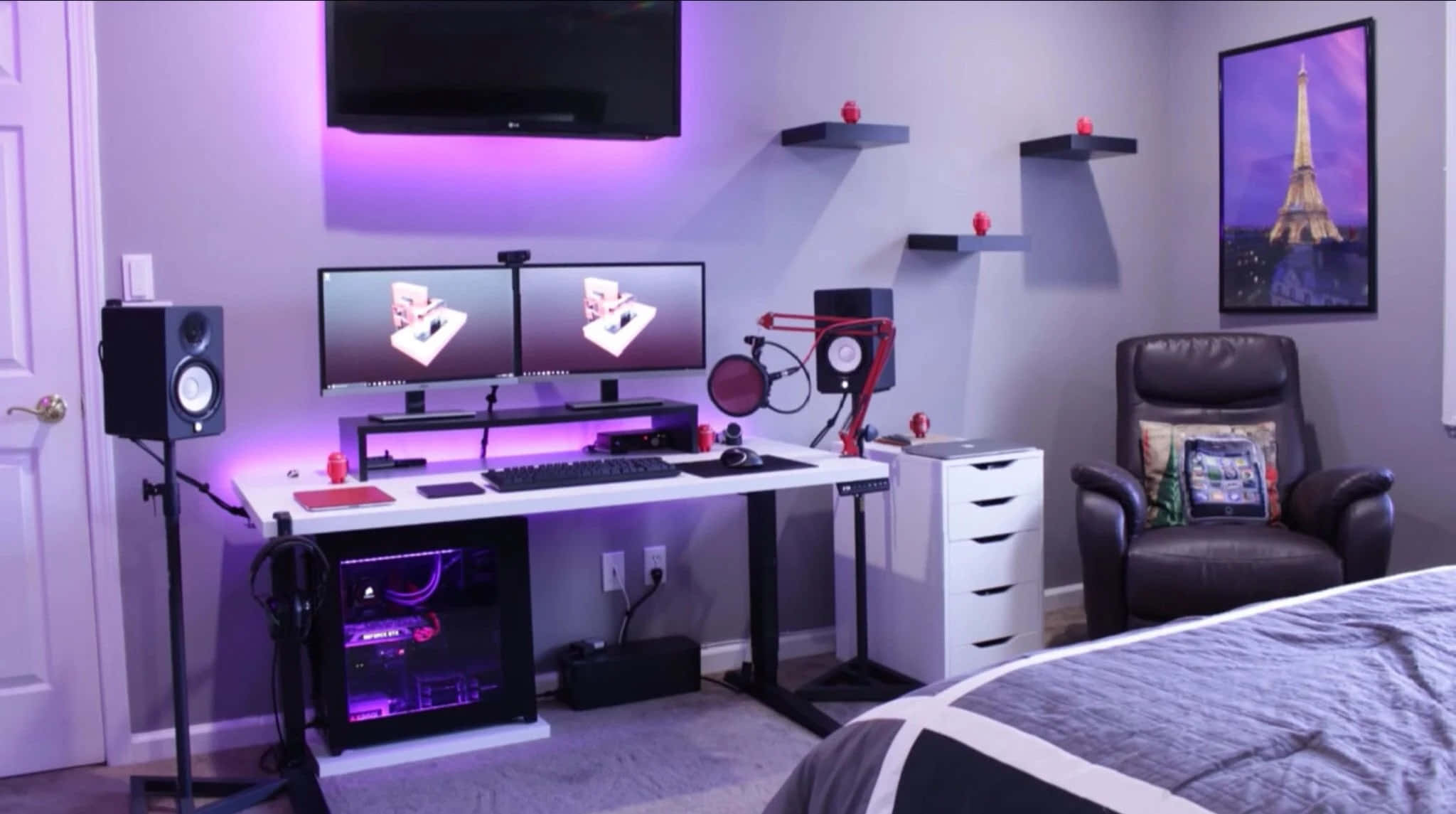 Gaming Room 桌布 壁紙 — 一個現代遊戲設置，配有雙顯示器、紫色LED照明和床下的PC主機，位於舒適的臥室中。
