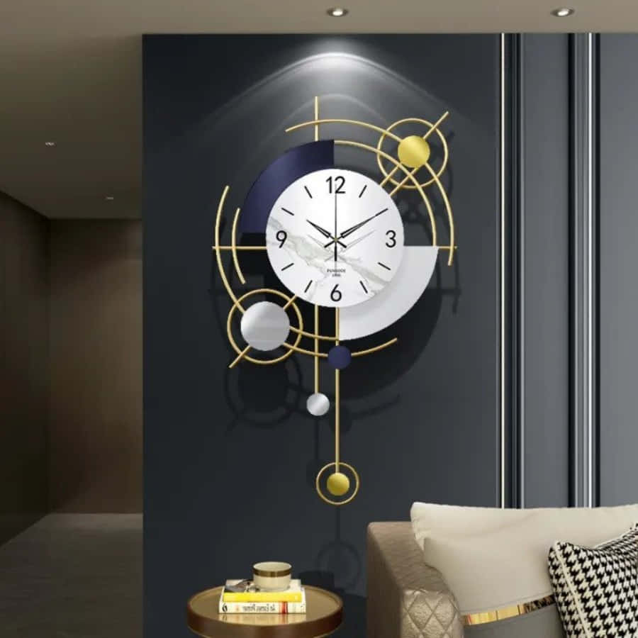 Clock 桌布 壁紙 — 一個現代金色和白色抽象時鐘，帶有軌道球體，掛在深色牆壁上，位於米色沙發上方，營造出時尚的室內設計。