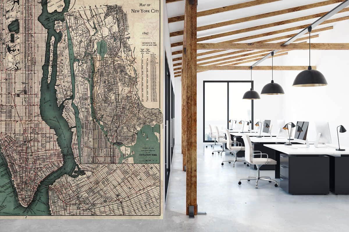 Map 桌布 壁紙 — 一個現代開放式辦公室，擁有裸露的木樑和牆上掛著的大型復古1897年紐約市地圖。