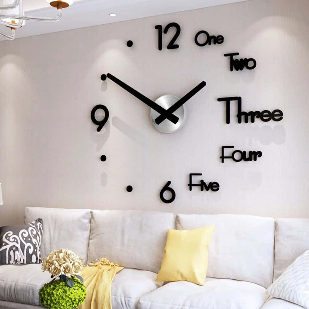 Wall Clock 桌布 壁紙 — 一個現代風格的掛牆鐘，帶有黑色數字和文字，安裝在明亮客廳的白色沙發上方。