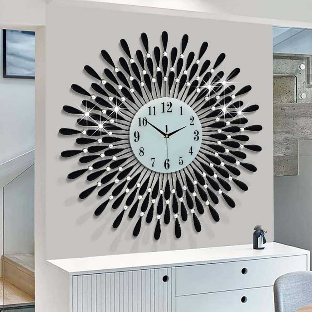 Clock 桌布 壁紙 — 一個現代黑色和銀色旭日形掛牆鐘，帶有水晶裝飾，懸掛在極簡主義室內的白色控制台上方。