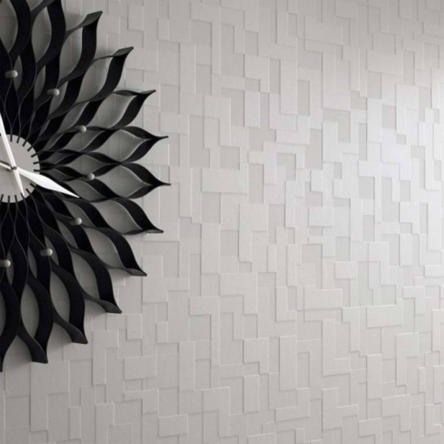 Interior Design 桌布 壁紙 — 一個現代黑色太陽burst掛鐘掛在帶紋理的白色幾何壁紙牆上。