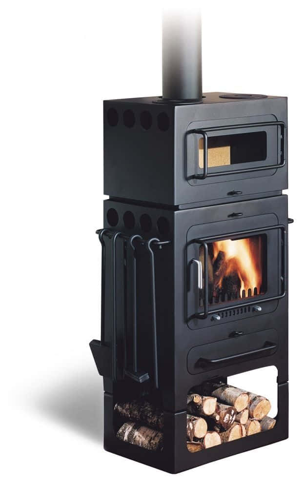 Stove 桌布 壁紙 — 一個現代黑色木柴爐，爐火熊熊，下方堆疊著木柴，背景為白色。