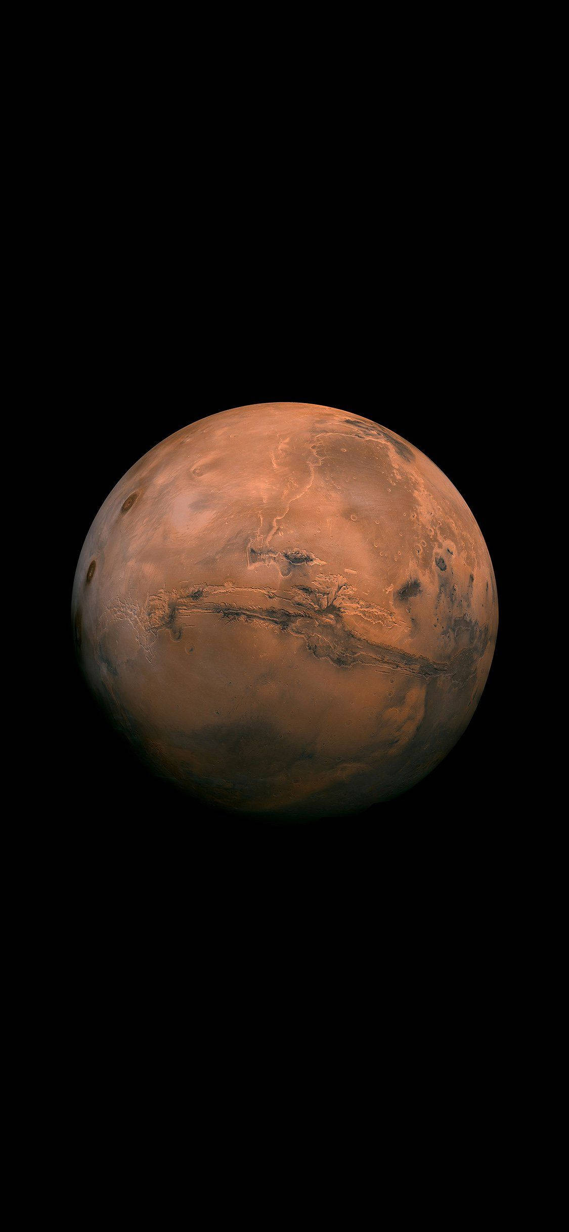 Mars iPhone 桌布 壁紙 — 一個生動詳細的視角，展示生鏽的紅色行星火星在深邃的黑色太空中發光。