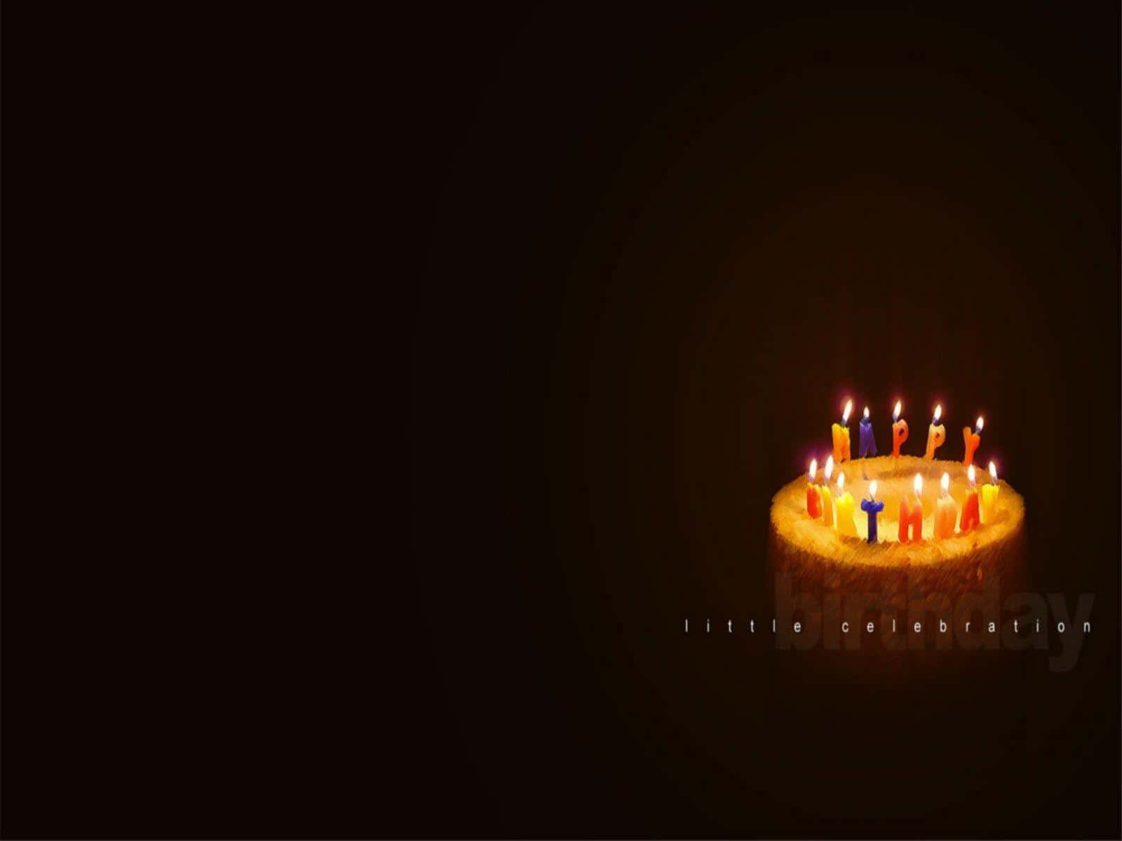 生日快樂 桌布 壁紙 — 一個生日蛋糕，上面有燃燒的蠟燭拼出「生日快樂」，在黑暗背景下溫暖地發光。