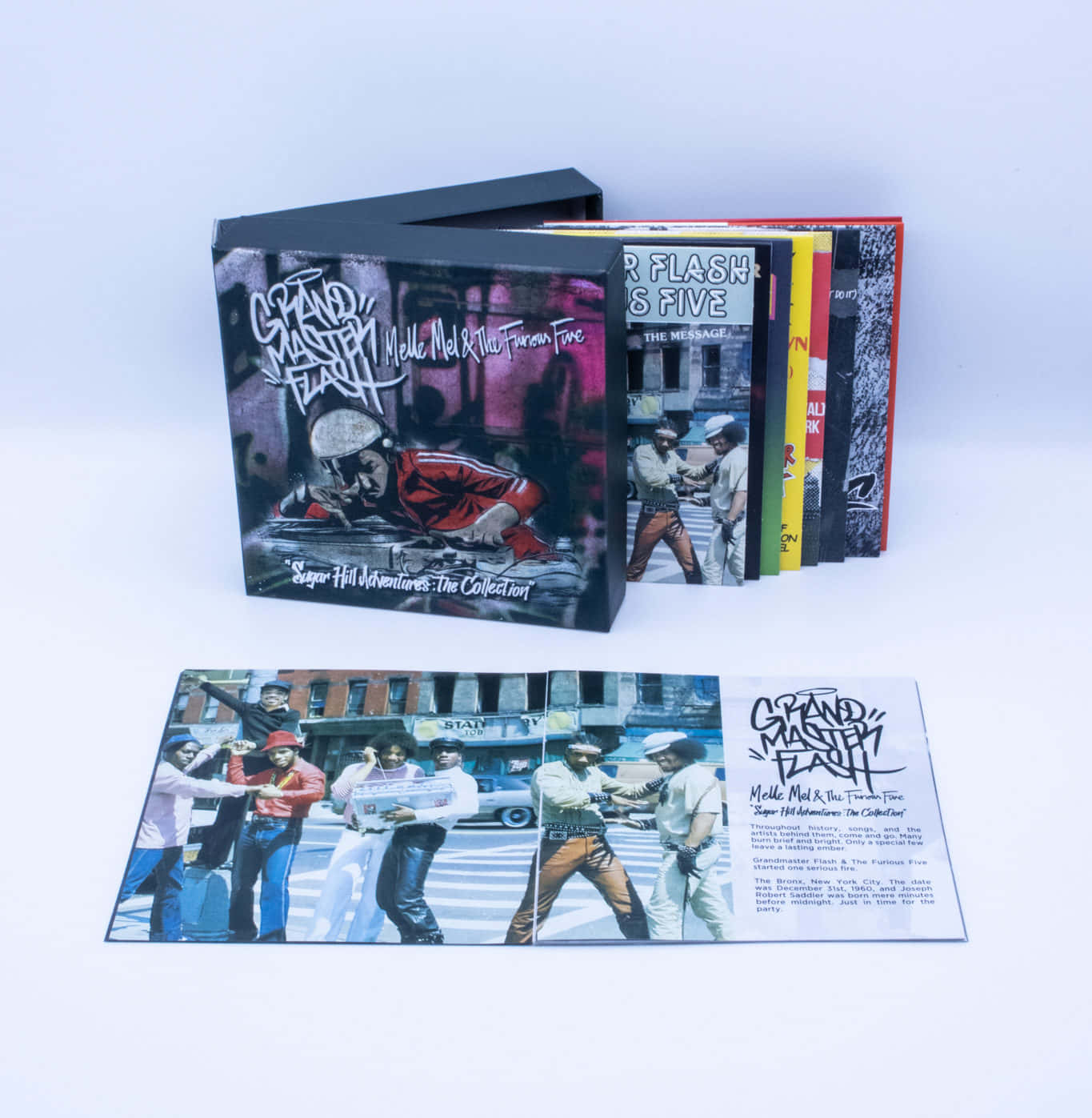 復古 桌布 壁紙 — 一個用於Grandmaster Flash and the Furious Five的收藏盒，包含專輯封面和一本小冊子，散佈在白色背景上。