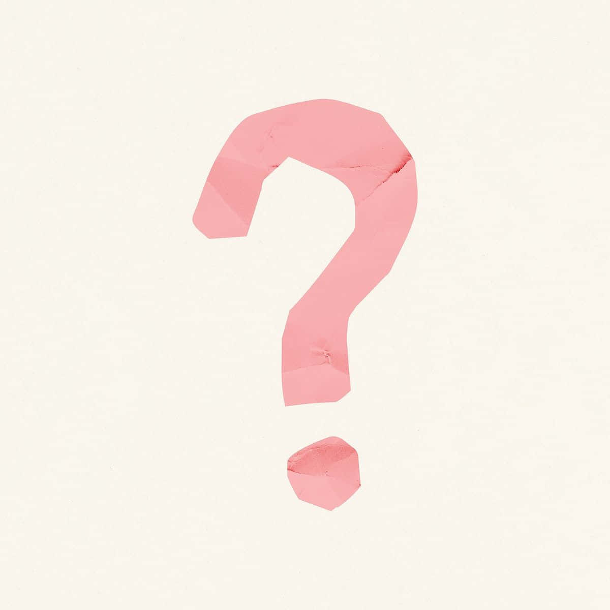 Question Mark 桌布 壁紙 — 一個用皺紙製成的柔和粉紅色問號，放在奶油色米白背景上。
