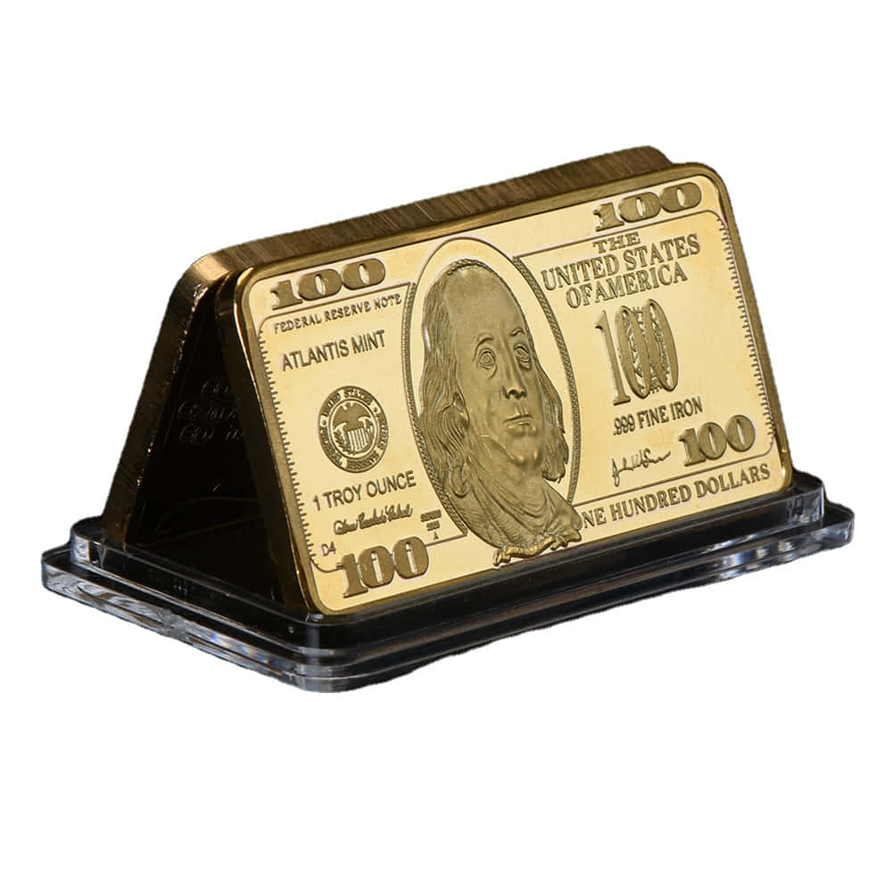Gold Bar 桌布 壁紙 — 一個由999純鐵製成的鍍金100美元鈔票複製品，放置在白色背景前的透明壓克力支架上。