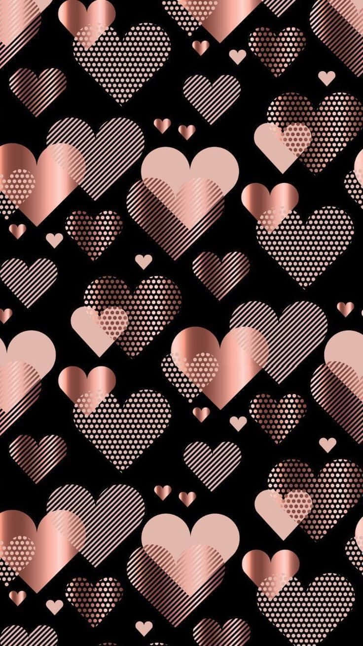 Cute Hearts 桌布 壁紙 — 一個由不同大小和質感的玫瑰金心形組成的圖案漂浮在黑色背景上。