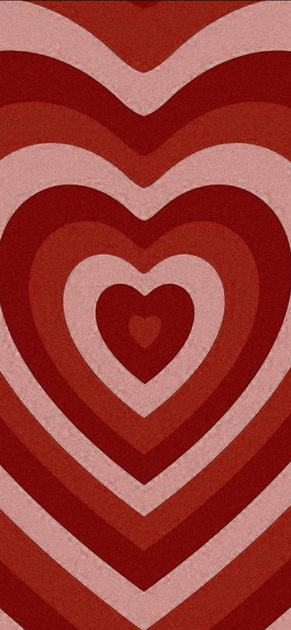 Tumblr Valentines Day 桌布 壁紙 — 一個由不同深淺紅色和粉紅色嵌套心形組成的催眠圖案，營造出復古懷舊的壁紙設計。