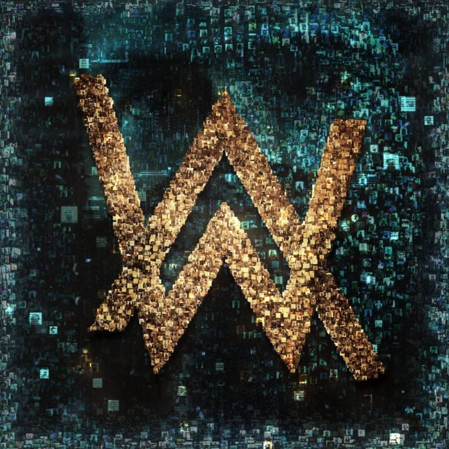 Logo 桌布 壁紙 — 一個由像素化方塊組成的發光金色 'W' 符號，從藍色和藍綠色的數據碎片形成的黑暗數位馬賽克中浮現。