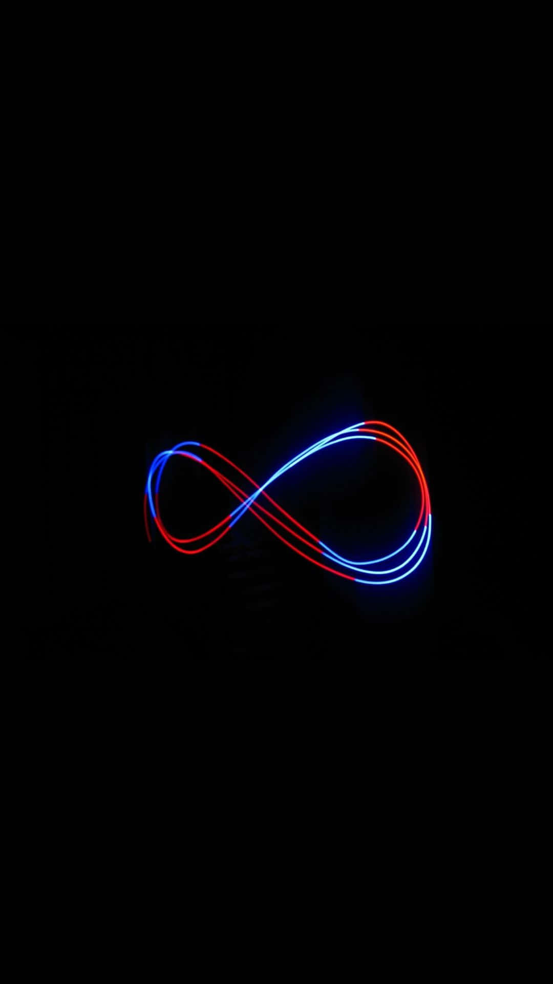 Dark Infinity 桌布 壁紙 — 一個由光軌在純黑背景上創作的發光紅藍無限符號。