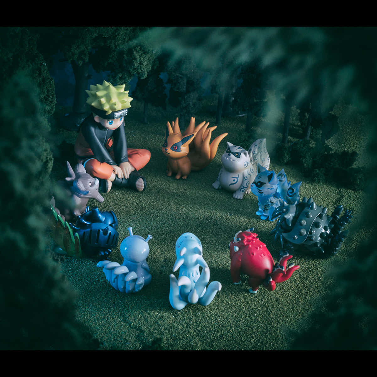 Tailed Beasts 桌布 壁紙 — 一個由動漫人物組成的圓圈，包括鳴人和各種召喚獸，在夜晚的迷霧森林中聚集。