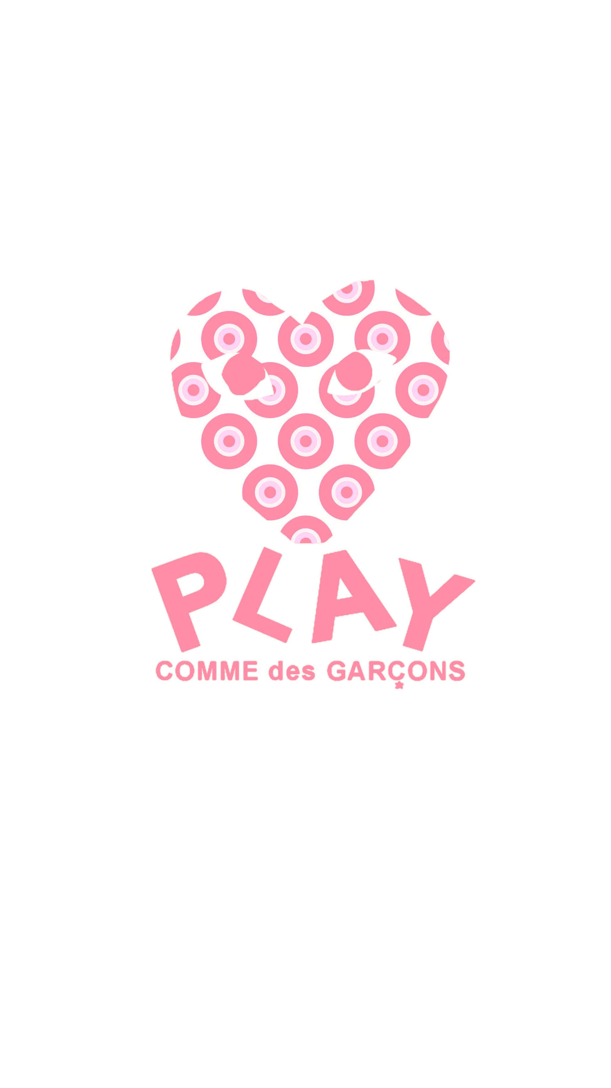 愛心 桌布 壁紙 — 一個由同心圓組成的極簡粉紅色心形標誌，下方有PLAY和COMME des GARÇONS字樣，背景為白色。