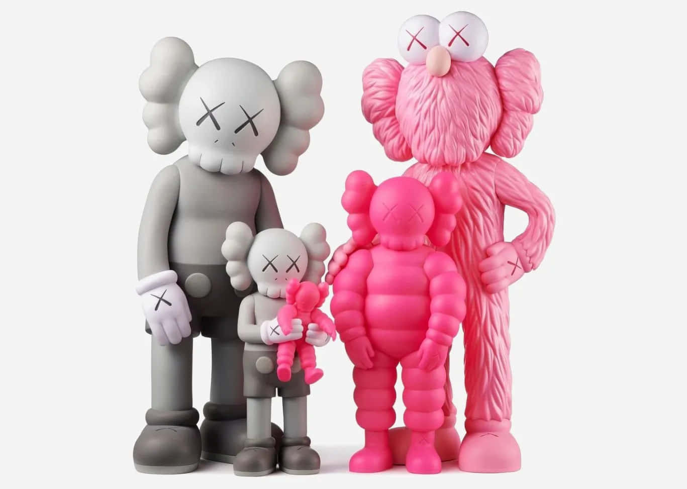 KAWS 桌布 壁紙 — 一個由四個灰色和粉紅色乙烯基製成、帶有X形眼睛的KAWS公仔家庭，在純白色背景前擺姿勢。