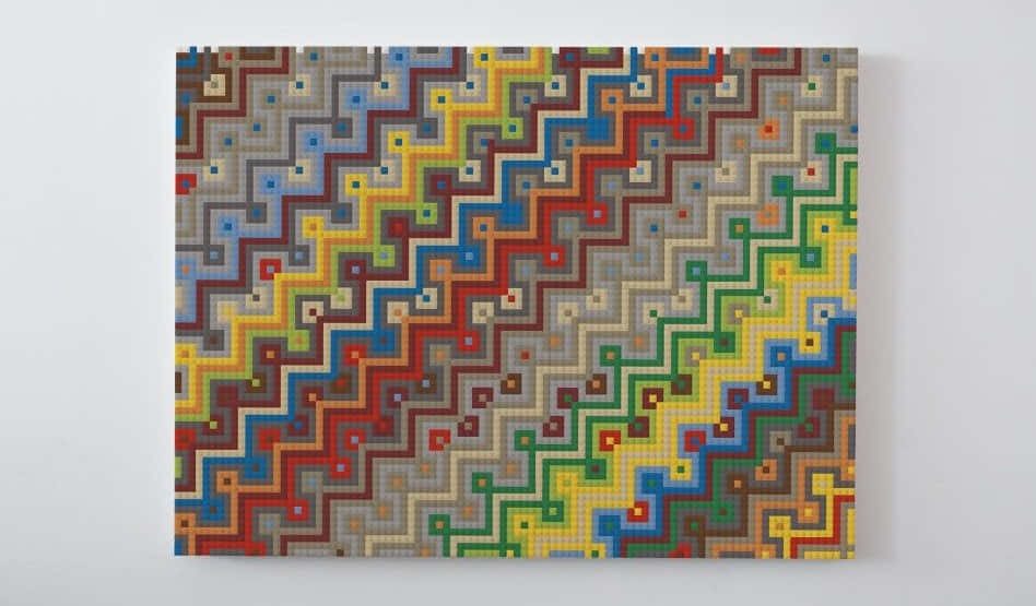 Lego Art 桌布 壁紙 — 一個由彩色LEGO積木組成的充滿活力的幾何圖案，在畫布上形成鋸齒狀迷宮。