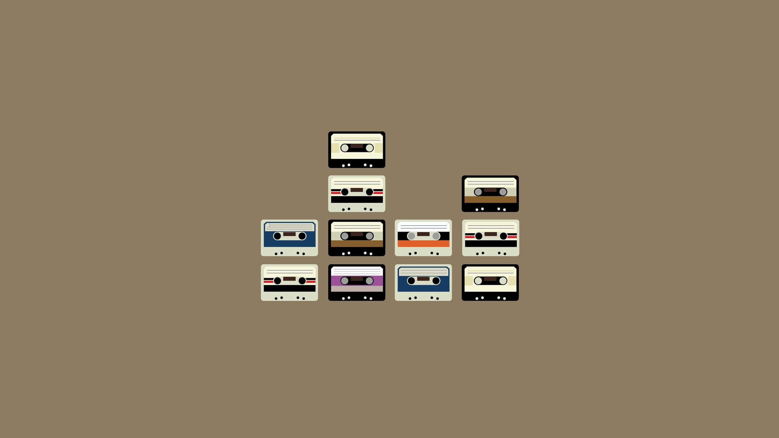 Minimalist Retro 桌布 壁紙 — 一個由彩色卡式帶組成的金字塔，排列在純棕色背景上。