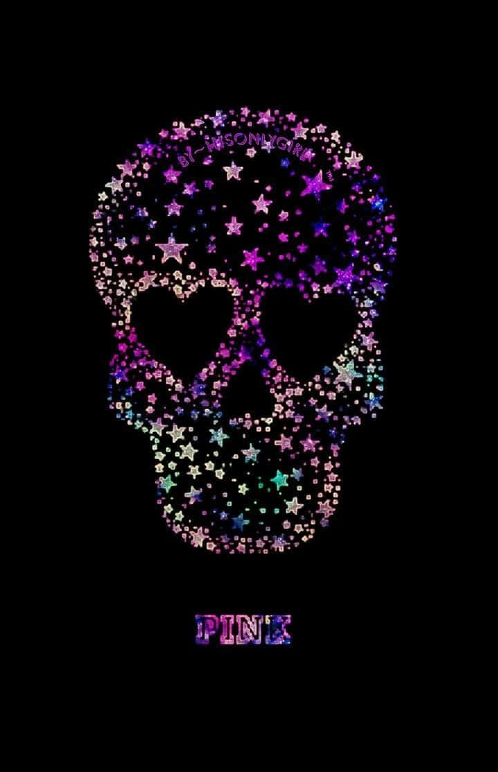 Pink Skull 桌布 壁紙 — 一個由彩色星星組成的閃爍頭骨在黑色背景上發光，下方有pink字樣。