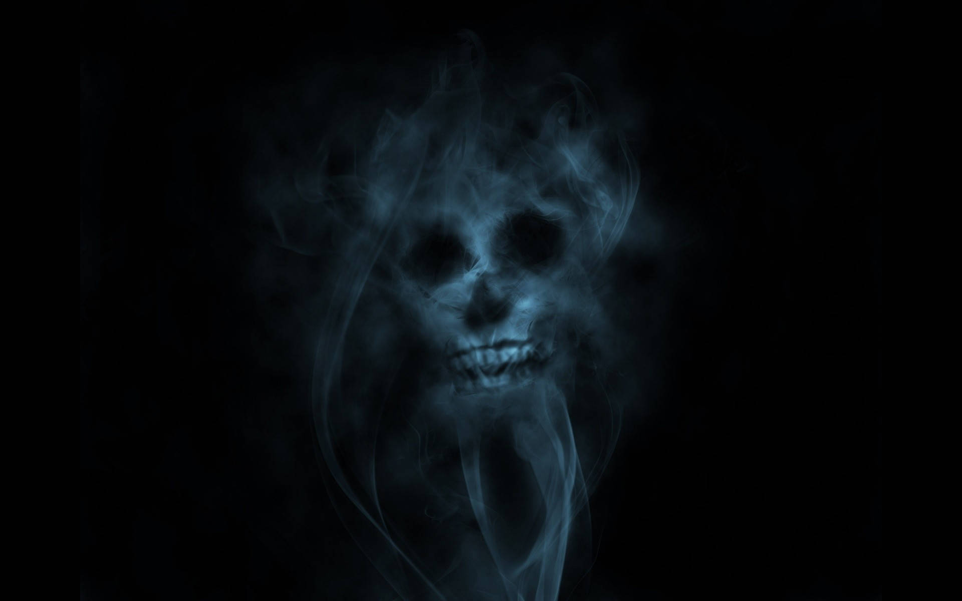 Smoke HD 桌布 壁紙 — 一個由旋轉藍色煙霧形成的鬼魅頭骨，背景為漆黑一片。