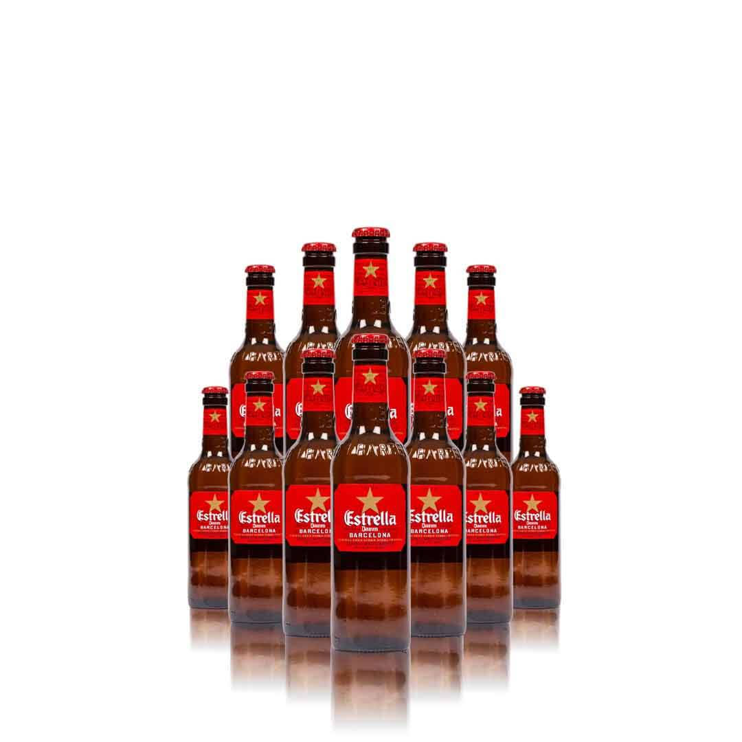 alcohol 桌布 壁紙 — 一個由棕色 Estrella Damm 啤酒瓶組成的金字塔，帶有紅色標籤和金色星星，排列在反光的白色表面上。