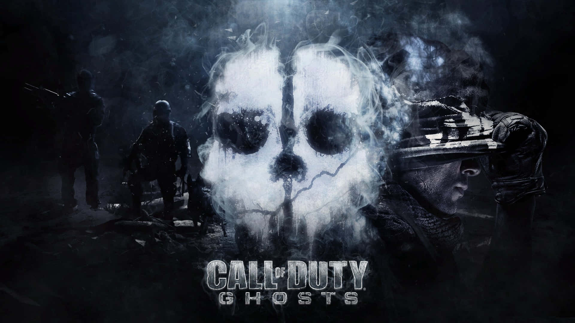 Call Of Duty Ghosts 桌布 壁紙 — 一個由煙霧組成的鬼魅頭骨，在暴風雨的天空下，籠罩在黑暗戰場上的士兵上方。