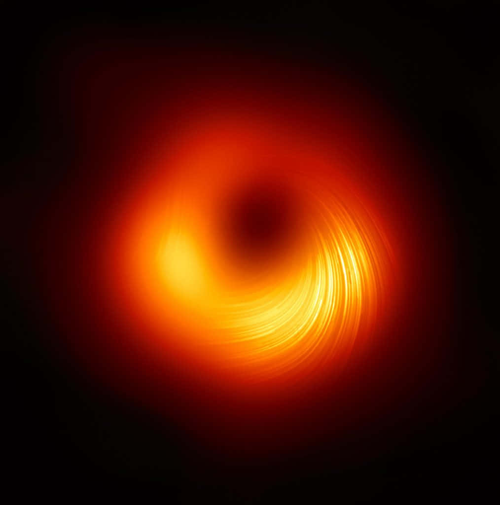 Black Hole Hubble Telescope 桌布 壁紙 — 一個由熾熱橙色和紅色光組成的旋轉渦流，在黑色宇宙背景下環繞著一個黑暗的中心虛空。