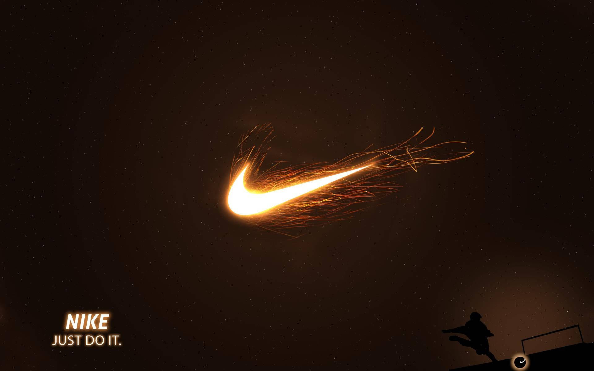 酷棒球 桌布 壁紙 — 一個由熾熱火花組成的發光Nike勾號在黑暗的天空中劃出一道弧線，下方一個剪影人物正在跳躍。
