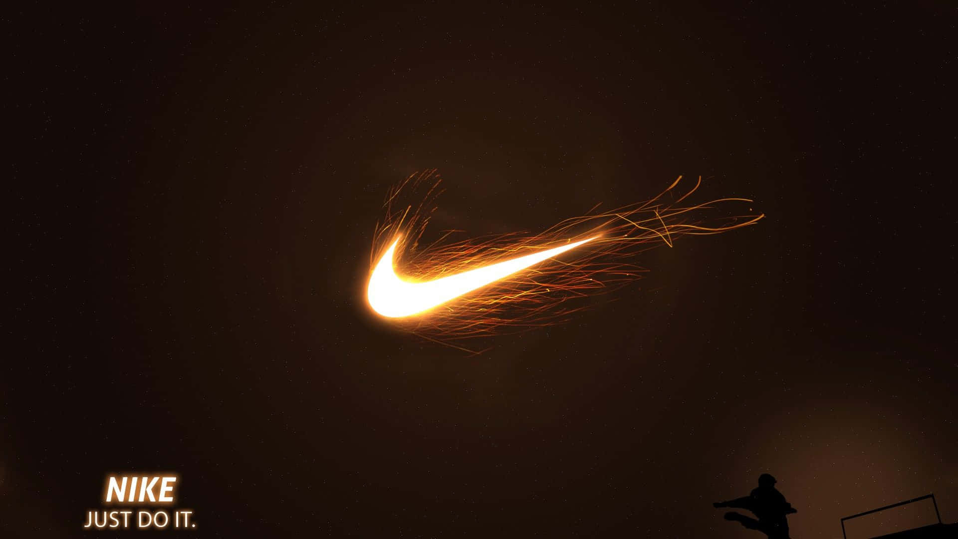 Nike Logo 桌布 壁紙 — 一個由熾熱火花組成的發光Nike勾號在黑暗的夜空中劃過，位於一個移動中的運動員剪影之上。