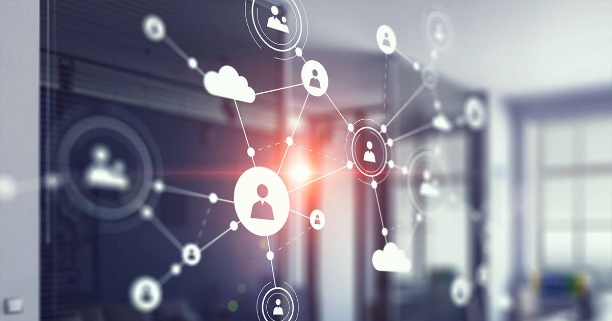 Internet 桌布 壁紙 — 一個由用戶圖示和雲端組成的發光數位網路漂浮在模糊的現代辦公室內部前面。