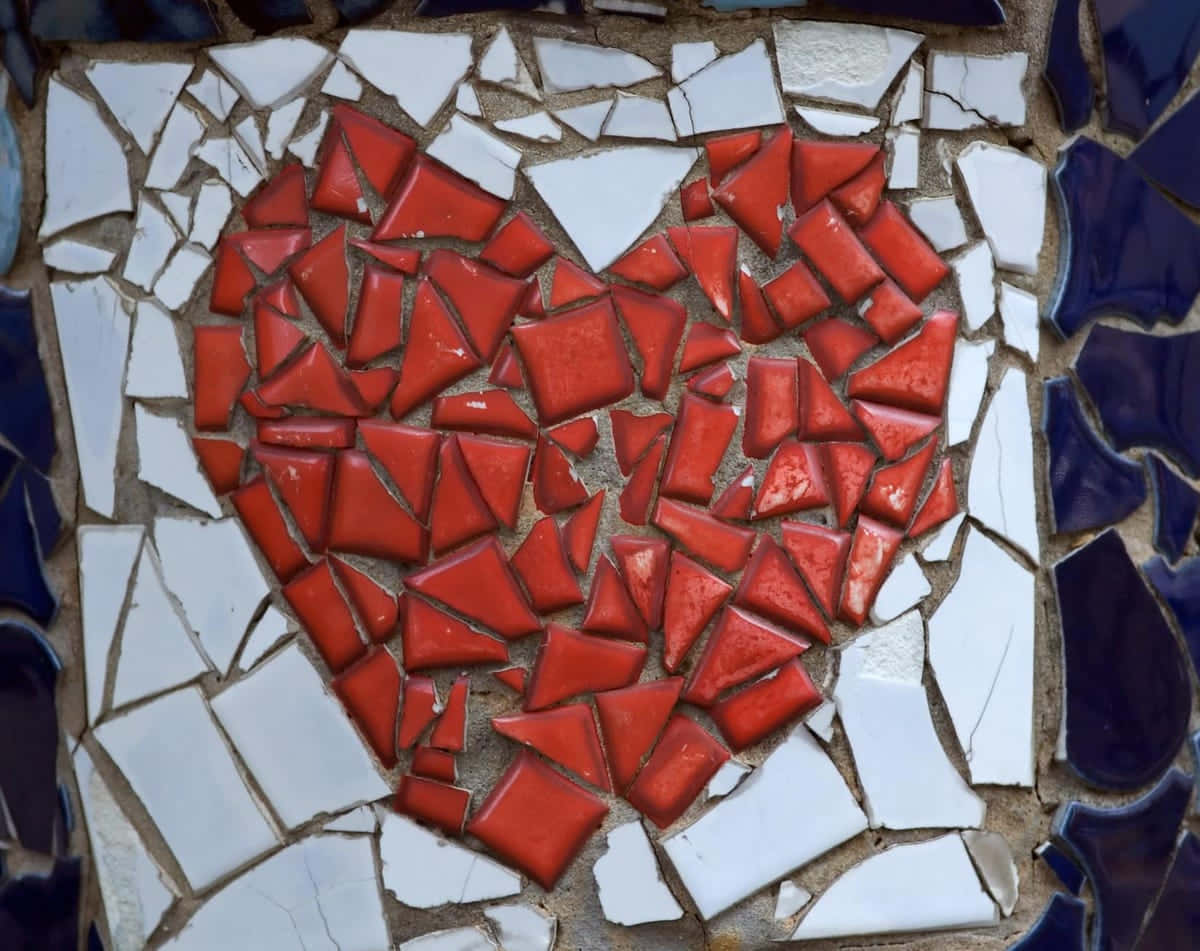 Heartbreaks 桌布 壁紙 — 一個由破碎陶瓷磚製成的鮮紅色心形馬賽克，以白色和藍色瓷磚背景為襯托。