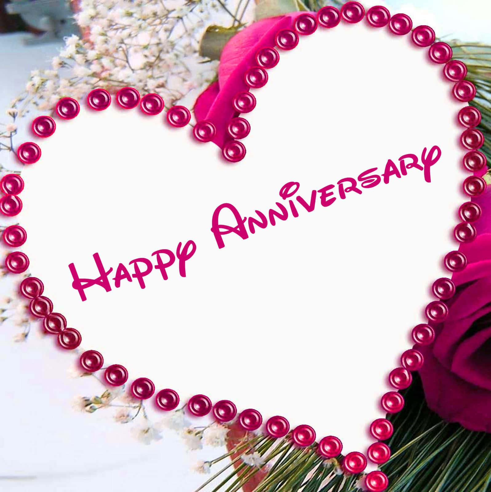 Anniversary 桌布 壁紙 — 一個由粉紅色珠子組成的愛心形框架圍繞著文字 'Happy Anniversary'，並配有粉紅色玫瑰和滿天星。