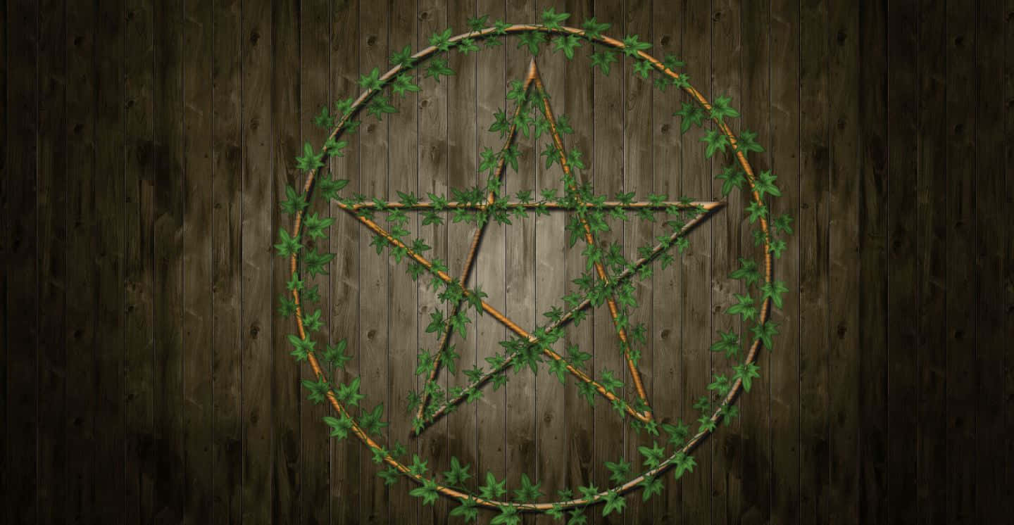 Pagan 桌布 壁紙 — 一個由綠色常春藤藤蔓環繞的五角星，位於深色鄉村風格木牆的中央。