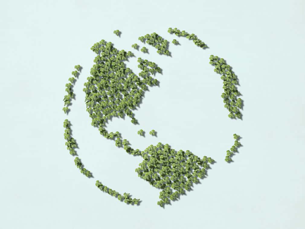 World Map Desktop 桌布 壁紙 — 一個由綠色葉子形成的球體，以淡藍色背景襯托，象徵環保地球。