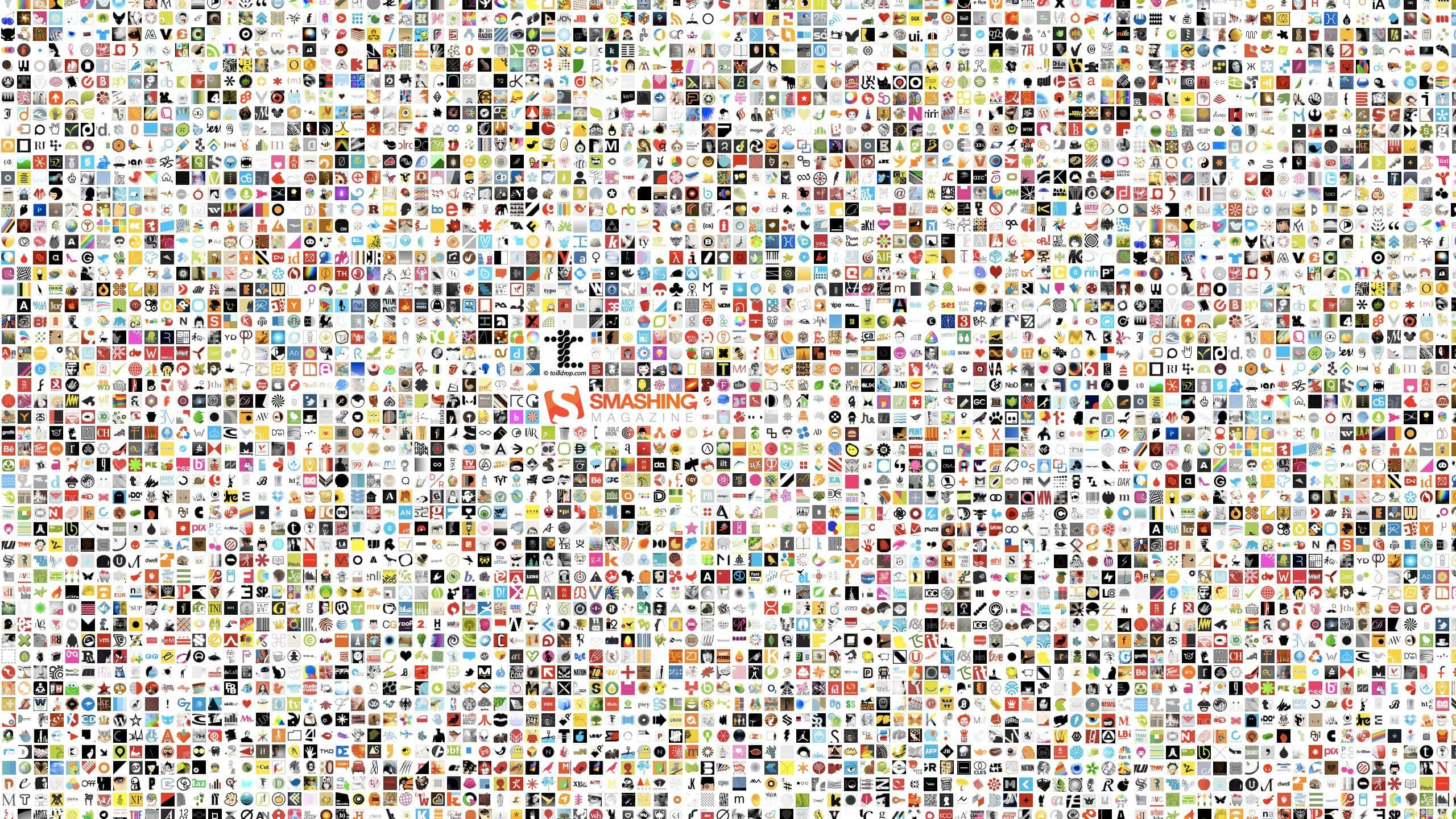 Application 桌布 壁紙 — 一個由色彩繽紛的圖示和符號組成的密集馬賽克，形成一個充滿活力的數位圖案，中央帶有「SMASHING」標誌。