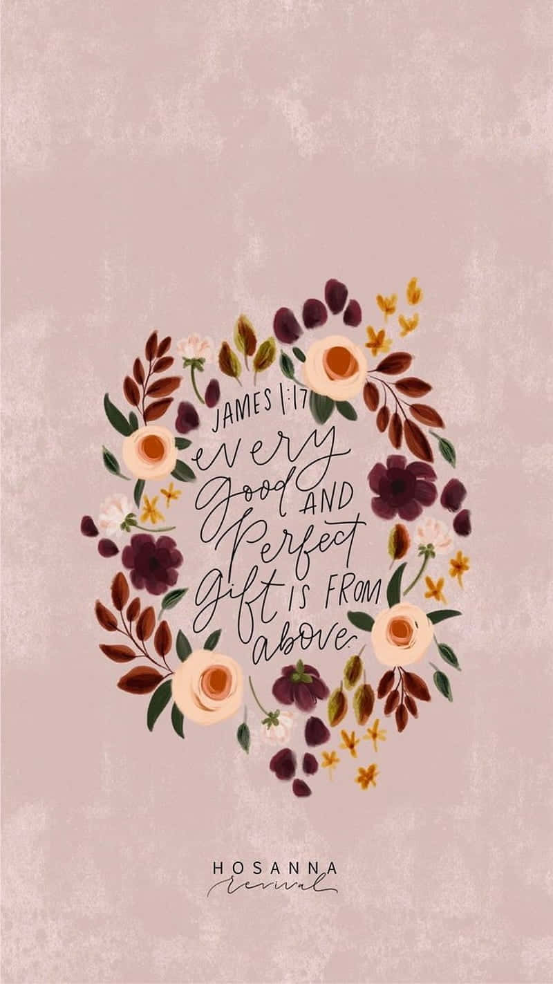 Girly Bible Verse 桌布 壁紙 — 一個由蜜桃色和酒紅色花朵組成的愛心形花環，在柔和的粉紅色紋理背景上，以優雅的手寫體框住雅各書 1:17 的經文。