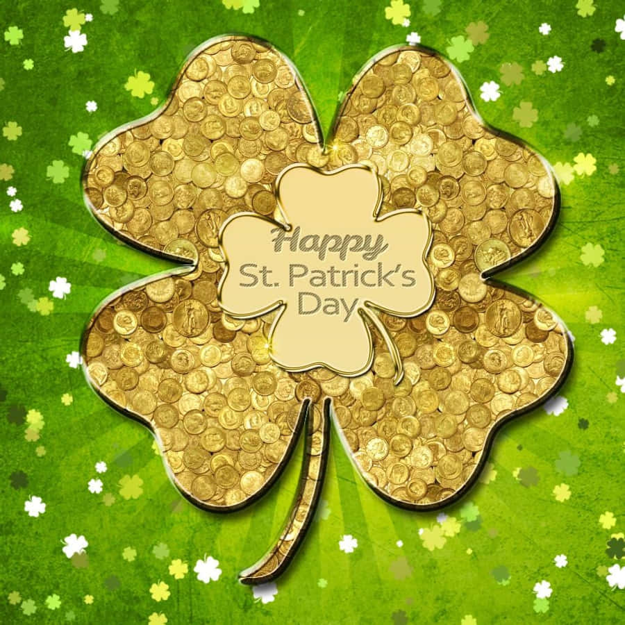 Saint Patricks Day 桌布 壁紙 — 一個由金幣製成的閃閃發光四葉草，中央牌匾寫著「Happy St Patrick's Day」，背景為充滿活力的綠色，散落著三葉草。