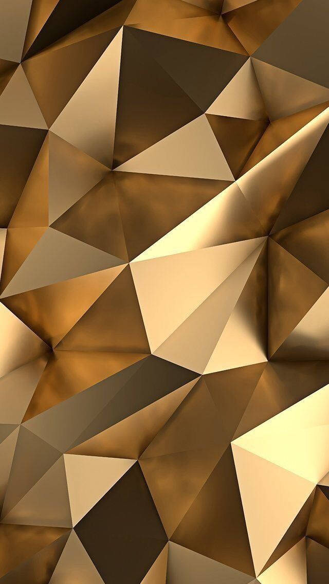 Gold Texture 桌布 壁紙 — 一個由金色和米色三角形交錯組成的動態抽象圖案，帶有銳利的陰影和高光。
