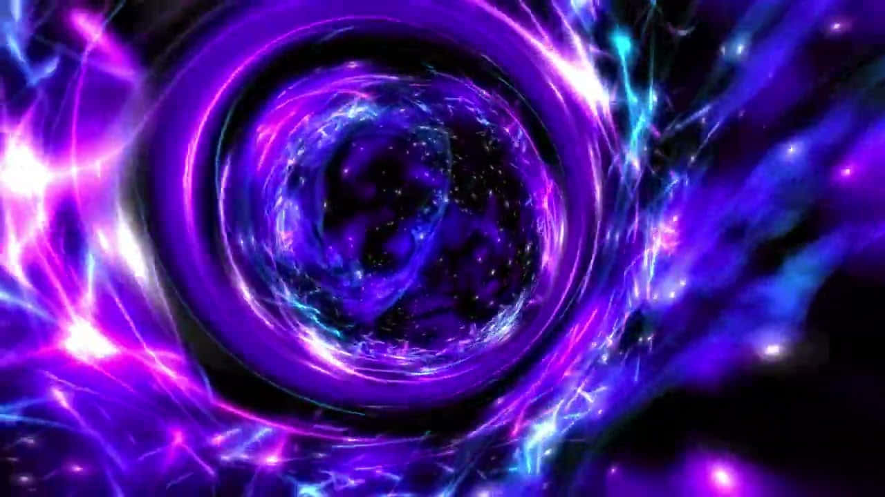 桌布 壁紙 — 一個由電光紫和青色能量組成的旋轉宇宙漩渦，在充滿發光粒子的黑暗虛空中輻射。