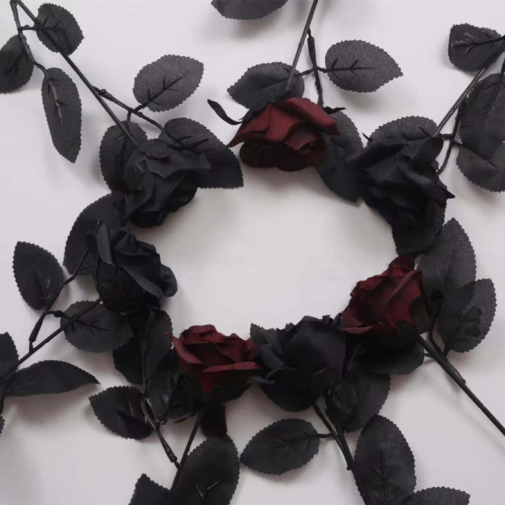 Flowers 桌布 壁紙 — 一個由黑玫瑰和葉子組成的圓形花環，帶有深紅色花朵，襯托在純白背景上。