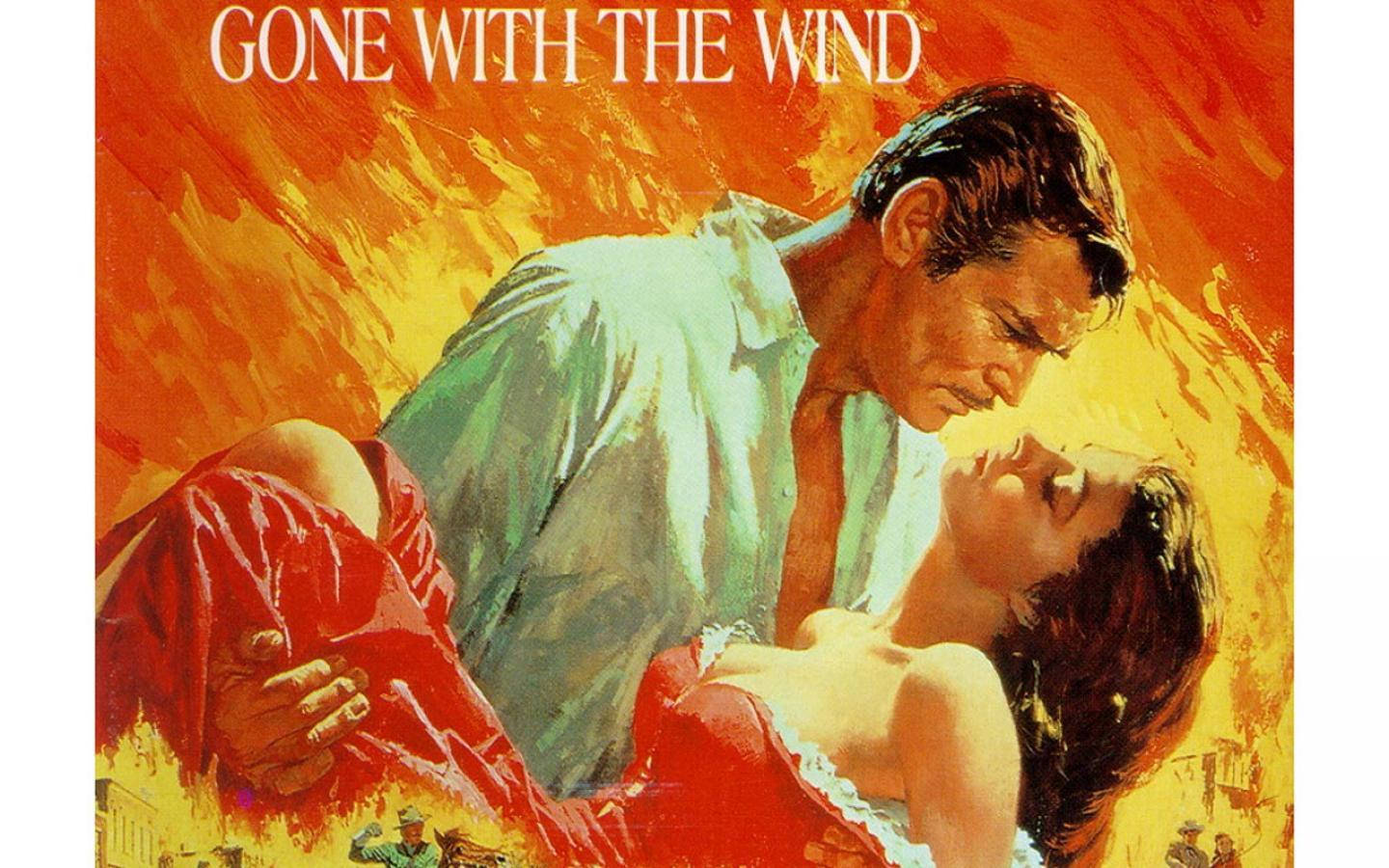 Romance 桌布 壁紙 — 一個男人和一個女人在熾熱的橙色和黃色背景下熱情擁抱，標題為《亂世佳人》。