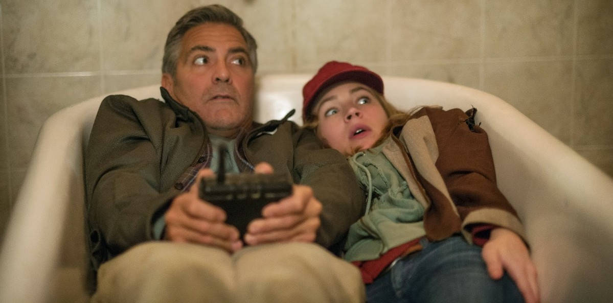 Tomorrowland Movie 桌布 壁紙 — 一個男人和一個小女孩一起坐在浴缸裡，拿著遙控器，睜大眼睛驚訝地向上看。