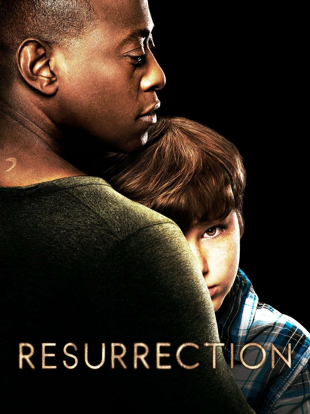 Resurrection 桌布 壁紙 — 一個男人和一個男孩以側面輪廓分享親密時刻，背景為黑色，下方有resurrection一詞發光。