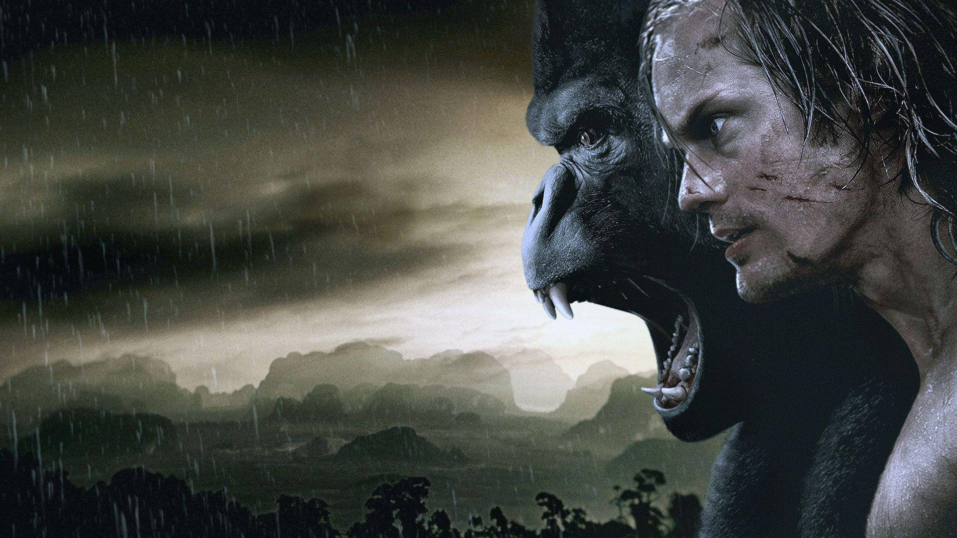 tarzan 桌布 壁紙 — 一個男人和一隻大猩猩並肩站在雨淋的叢林中，天空風暴密佈，遠山隱現。