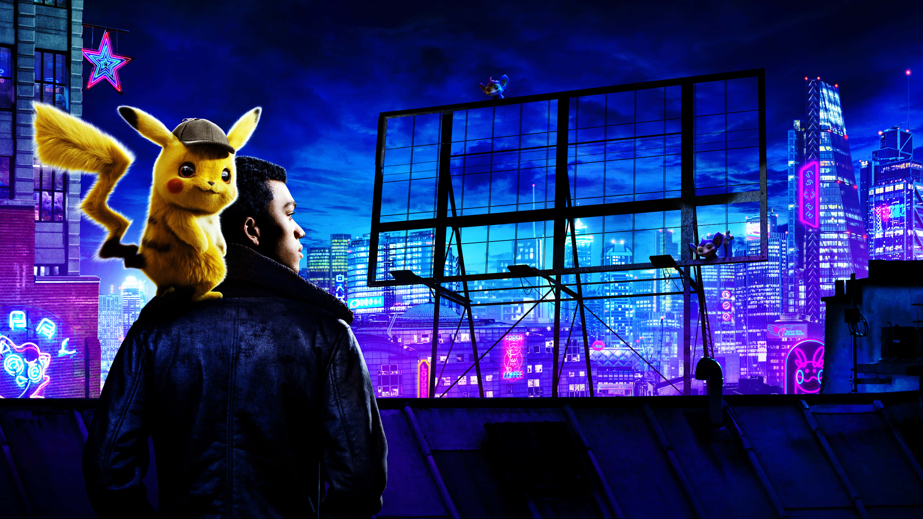 Pokemon Movies 桌布 壁紙 — 一個男人和戴著偵探帽的皮卡丘站在屋頂上，俯瞰著夜晚霓虹燈閃爍的賽博龐克城市景觀。