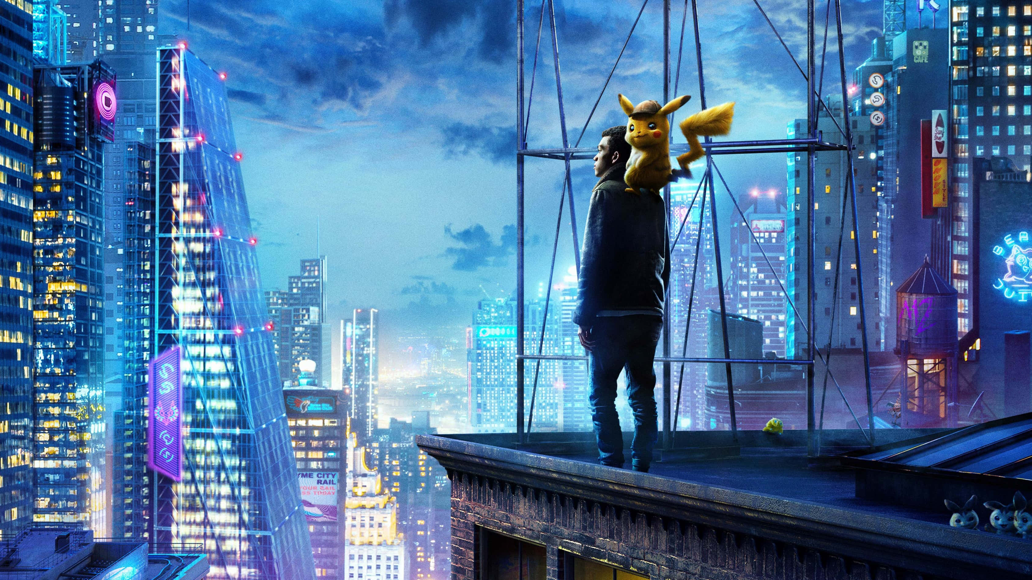 Pokemon Movies 桌布 壁紙 — 一個男人和皮卡丘站在城市屋頂上，俯瞰著暮色中霓虹燈閃爍的未來大都市。