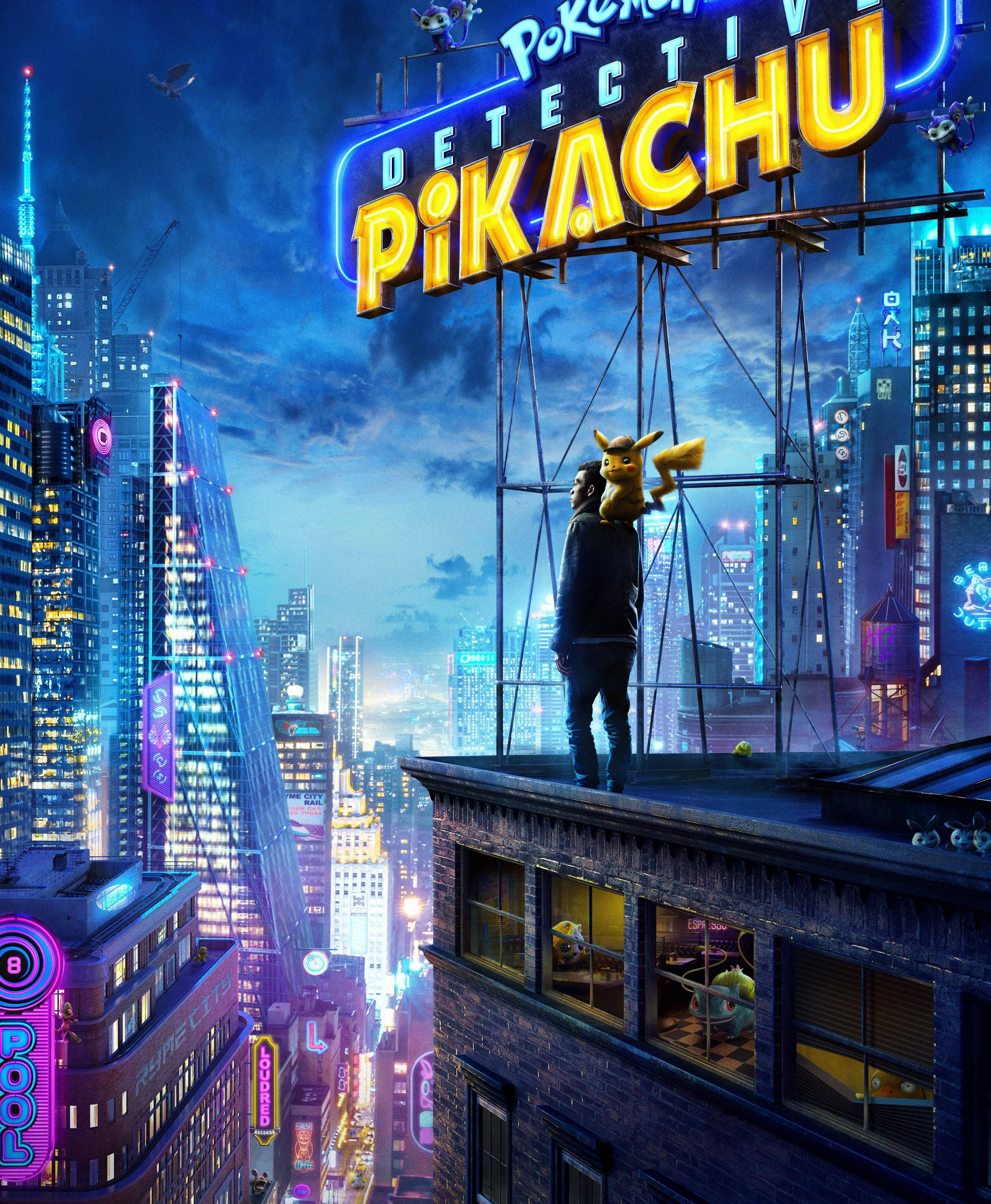 Detective Pikachu 桌布 壁紙 — 一個男人和皮卡丘站在屋頂上，俯瞰著霓虹燈閃爍的城市景觀，暮色天空下，一個巨大的發光電影招牌在他們上方。
