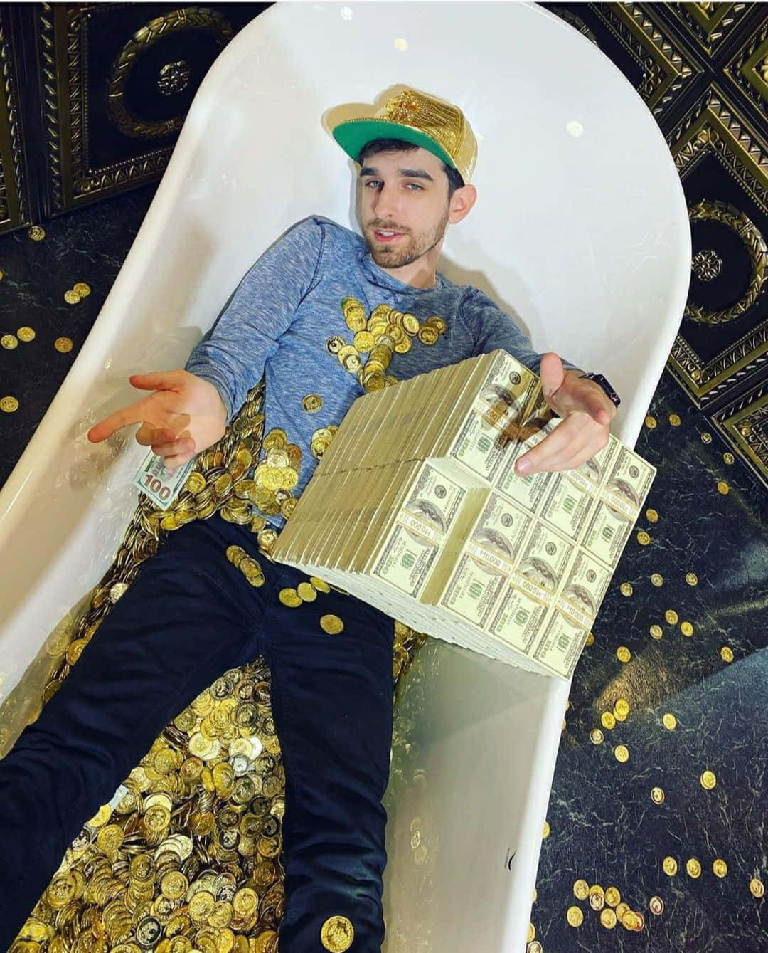 金錢 桌布 壁紙 — 一個男人在一個白色浴缸裡放鬆，浴缸溢出金幣和成疊一百美元鈔票，周圍是華麗的黑色和金色牆壁。