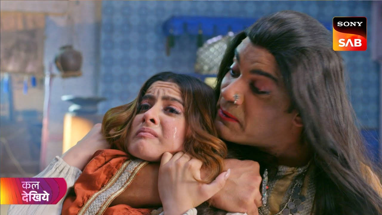 人物 桌布 壁紙 — 一個男人在一個裝飾華麗的室內環境中，擁抱著一個哭泣的女人，燈光溫暖，裝飾傳統。